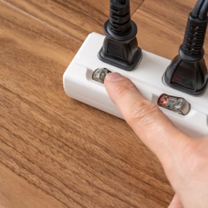 「延長コード」の寿命とやってはいけない“３つのNG”「何気なく使ってた…」「感電・火災のリスクも」