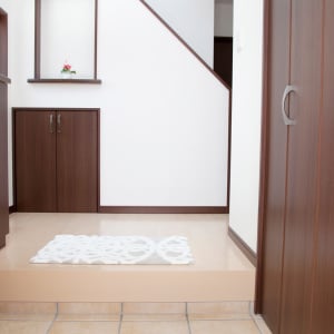 毎日じゃなくていい。「玄関がキレイな人」の“月1掃除ルーティン”3つ「家の顔が明るくなる」「快適」