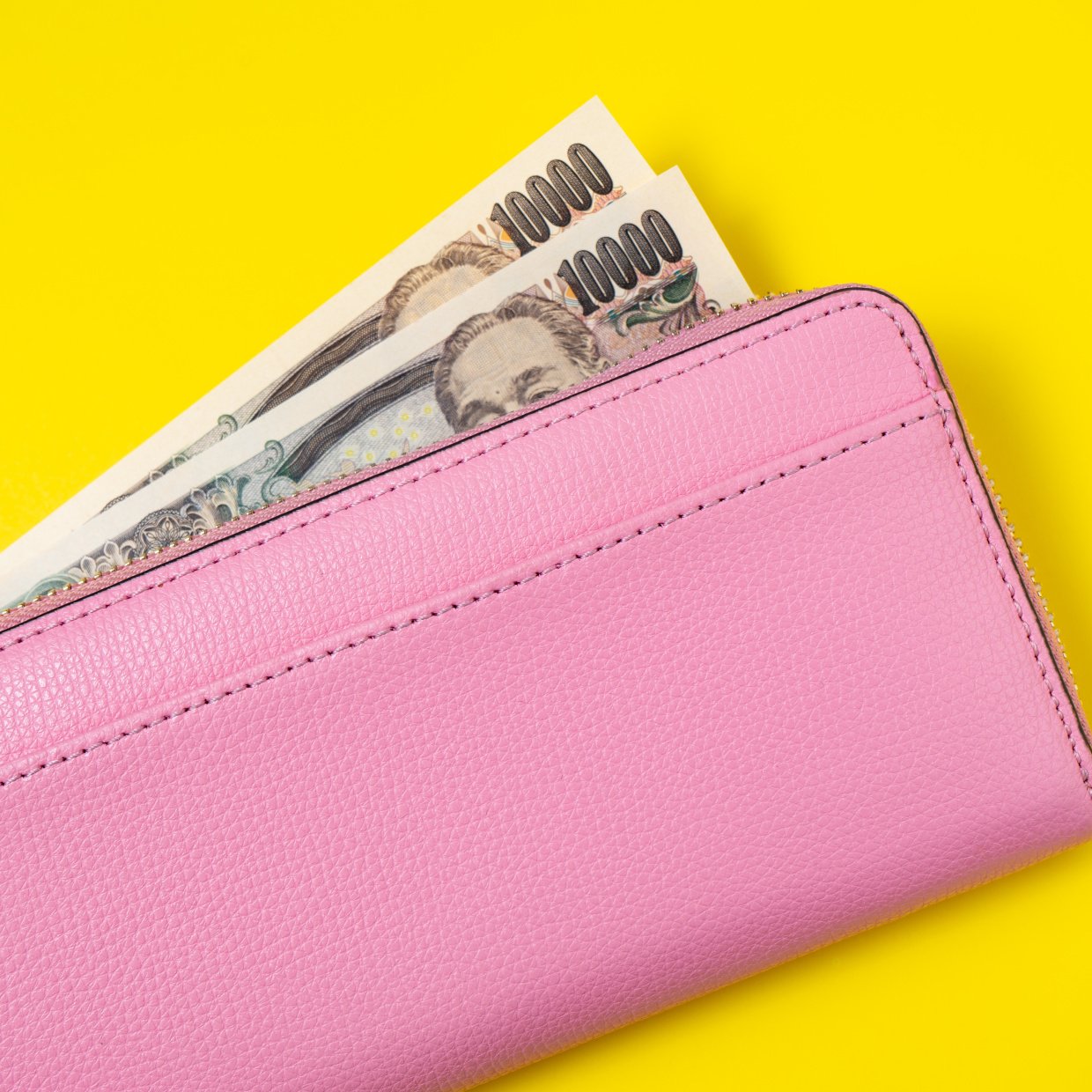  「長財布やめました」40代前後の女性に聞いた“長財布をやめた3つのリアルな理由”「共感…！」 