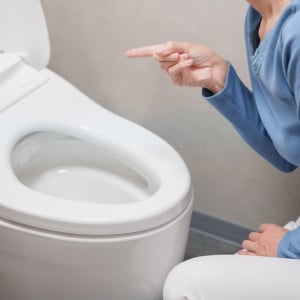 「トイレがいつも清潔な人」の“月1”掃除ルーティン3つ「便器だけじゃダメ」「見落としてた…！」
