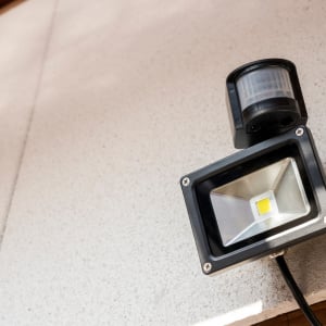 逆効果かも…。「センサーライト」の空き巣に狙われる“NGな付け方”「ライトの向きが大事」