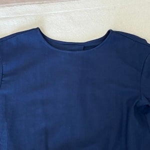 「広すぎる襟ぐり」をあっという間に解決する裏ワザ→「裁縫は不要」「だらしなく見えない！」