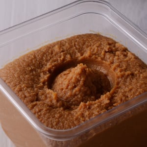 「味噌の色」変わってない？意外と知らない“変色の理由”と“正しい保存法”「濃くなっても捨てちゃダメ」