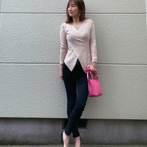 一気に垢抜ける！40代おしゃれさんの「差し色」コーデ【3選】