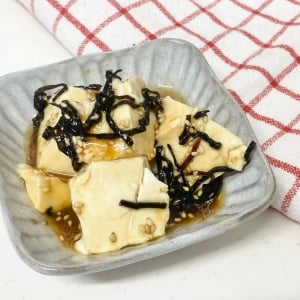 水切りしたら混ぜるだけ！15分で作る“ちぎり豆腐の塩こんぶ和え”「たんぱく質が豊富」