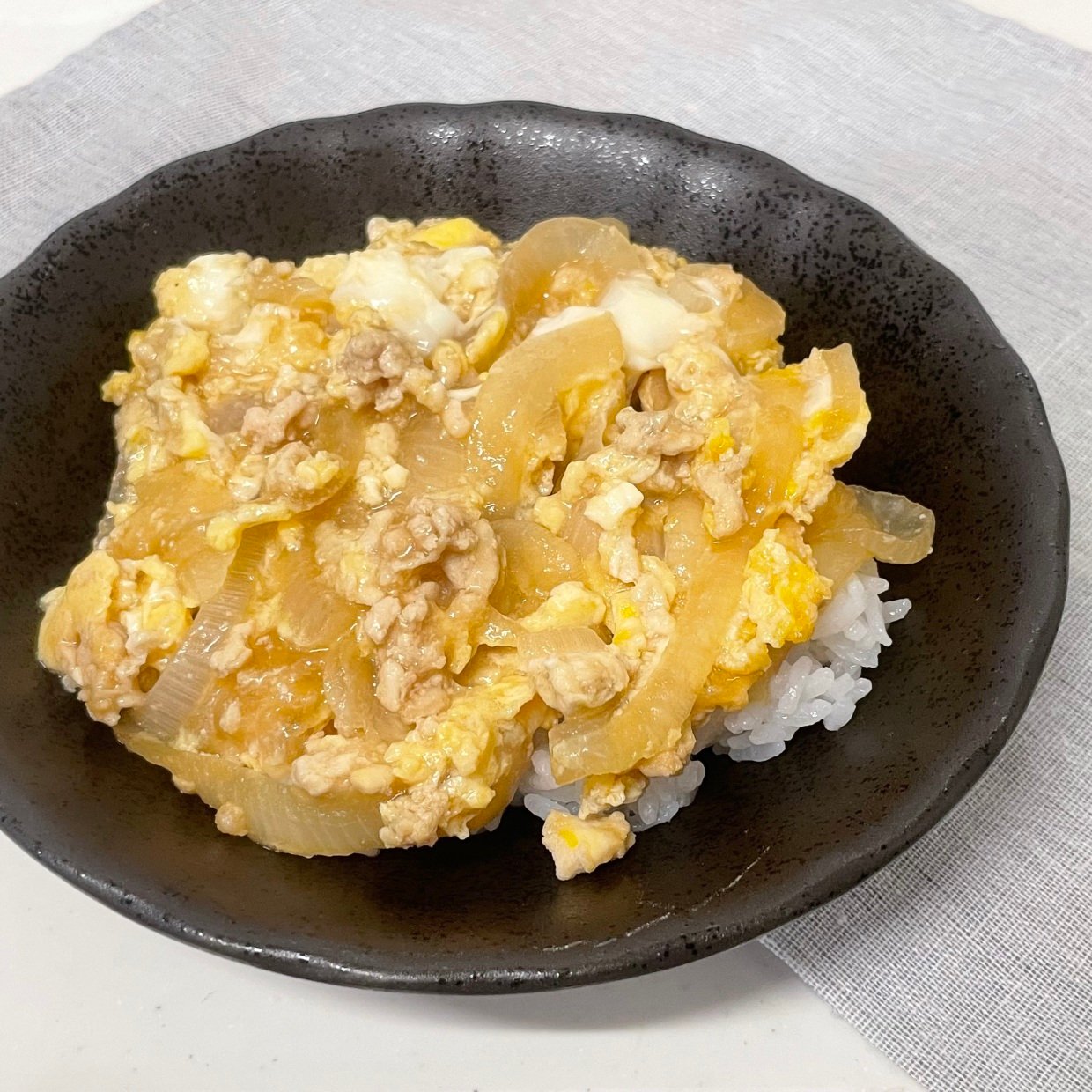 「卵かけご飯」より好きかも。煮るだけ10分で完成する“とろとろ丼”に使う食材は？ 
