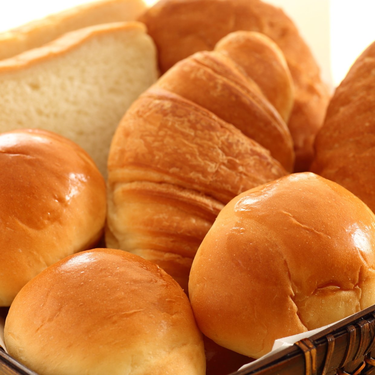  もう失敗しない！パンを焦がさずに焼く“カンタン裏ワザ”「ふっくら…！」「すぐにやってみます」 