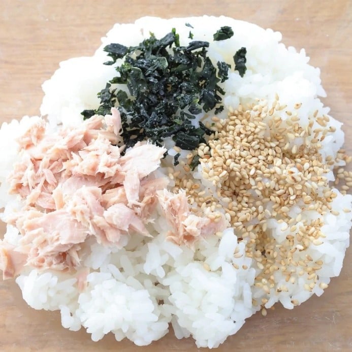  相性抜群！「わかめおにぎり」に入れると満足感がアップする “高たんぱく質＆低脂質”な食材とは？ 