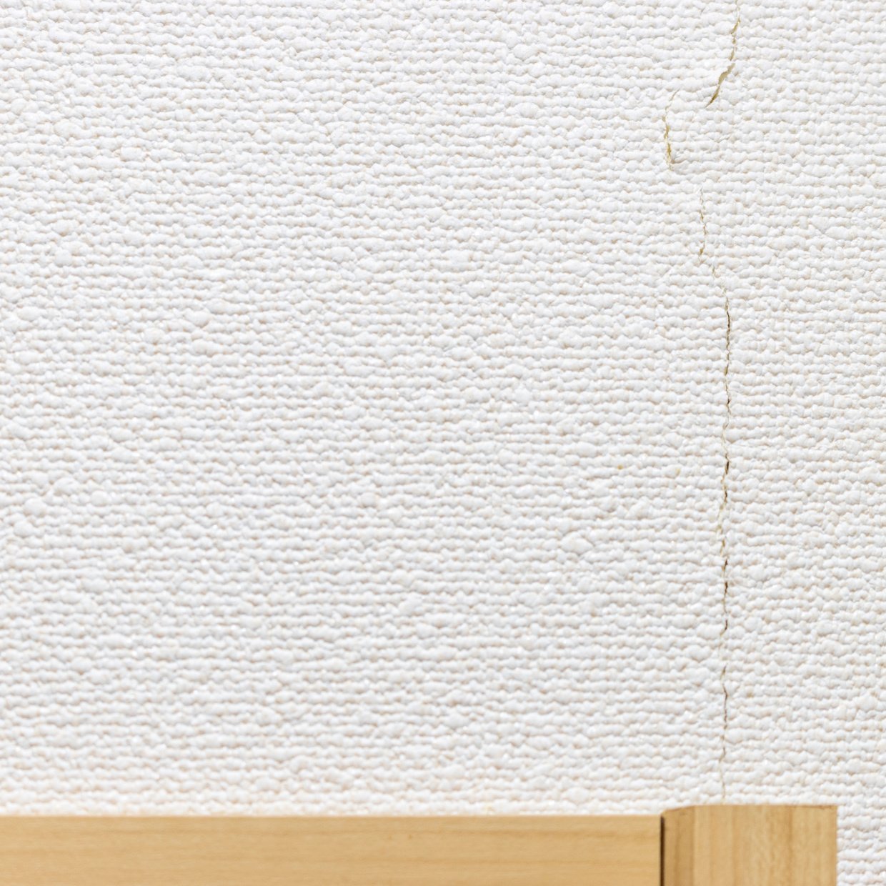  知らなかった…。「壁紙」の寿命は何年？「臭いの原因になることも…」「もう張り替えどきだった！」 