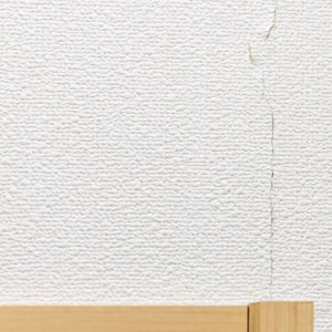 知らなかった…。「壁紙」の寿命は何年？「臭いの原因になることも…」「もう張り替えどきだった！」