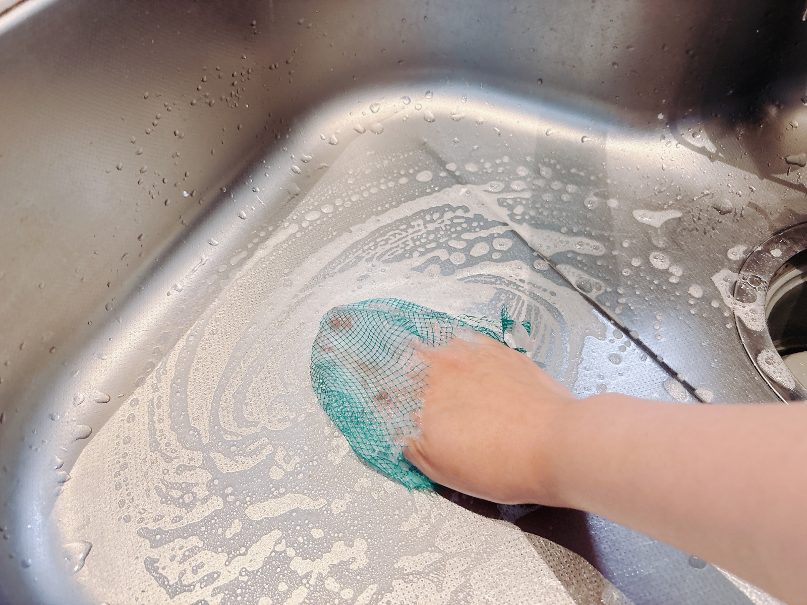 専用スポンジは不要「ステンレスシンク」がピカピカになる“緑の意外なアイテム”「すぐ捨ててた」