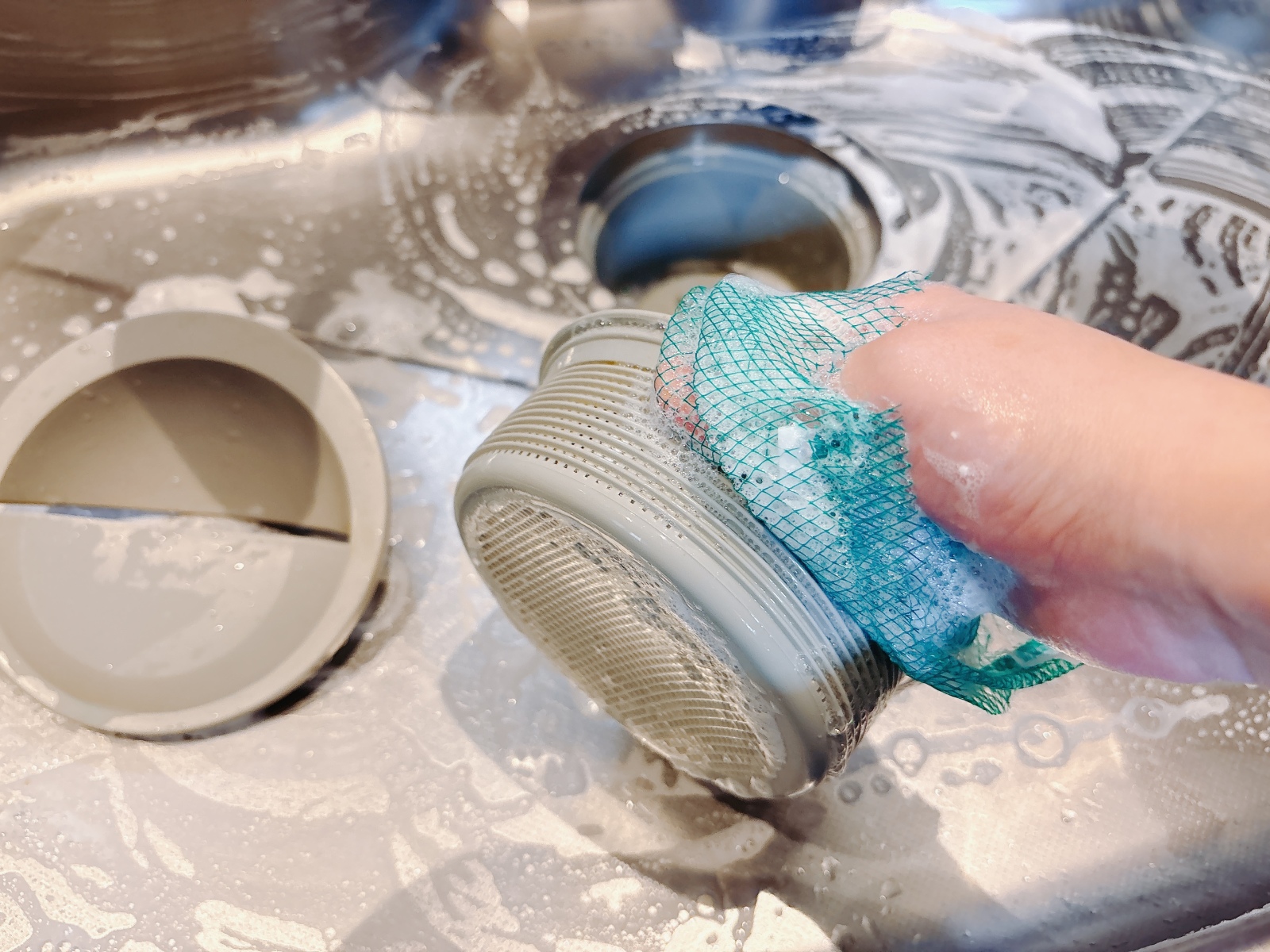 専用スポンジは不要「ステンレスシンク」がピカピカになる“緑の意外なアイテム”「すぐ捨ててた」