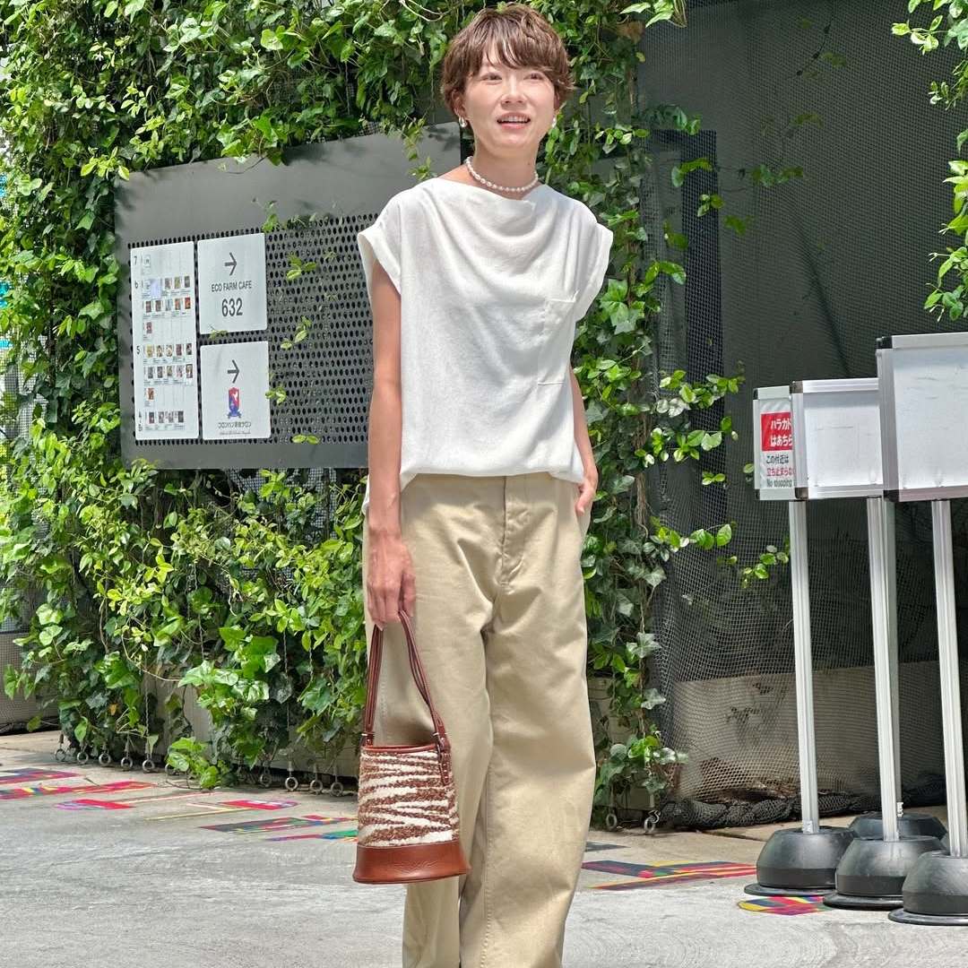  大人のワードローブに欠かせない名コンビ！「白」×「ベージュ」の組み合わせで一気に垢抜ける 