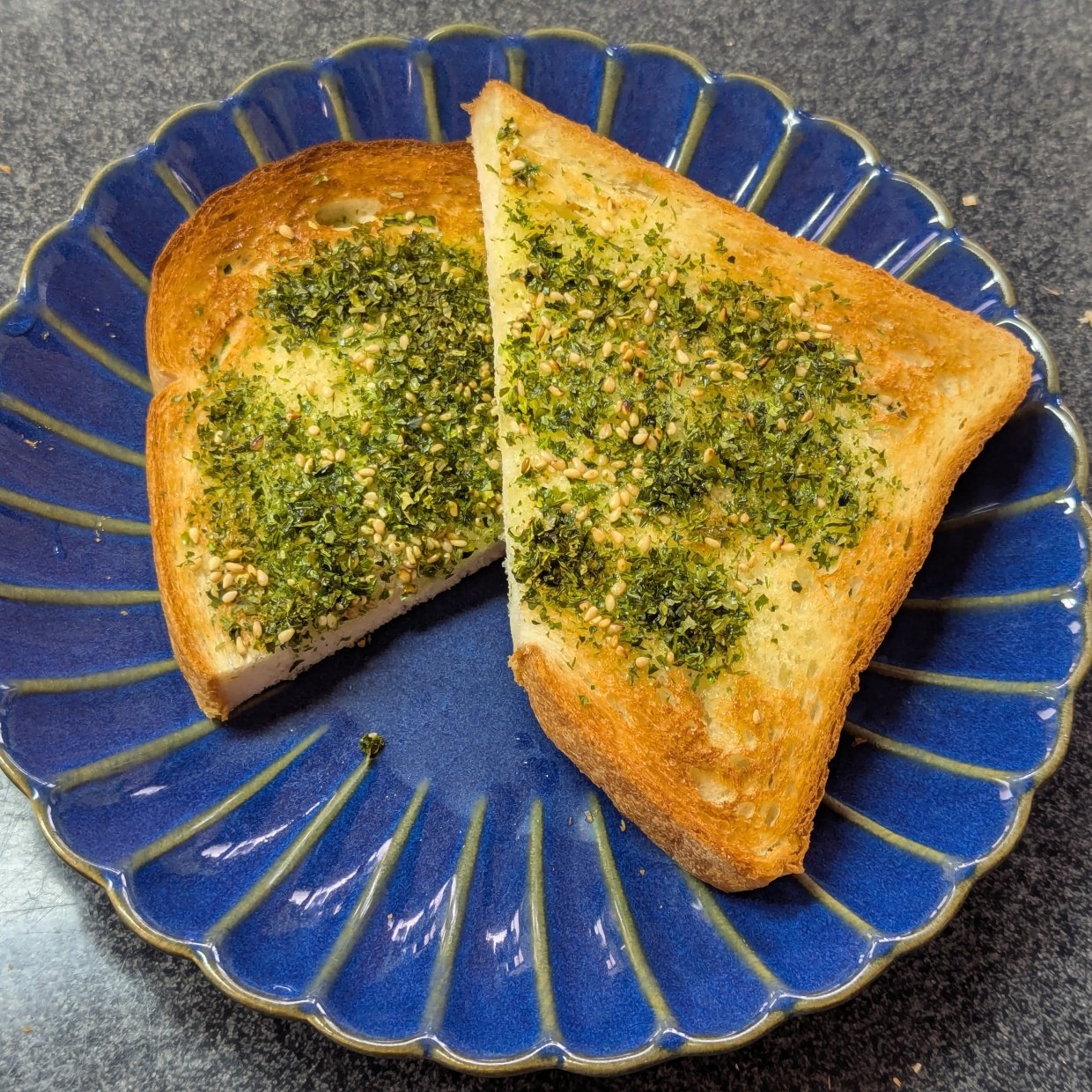  普通の「食パン」がレベルアップ！パンにのせる“意外な食材”とは？「明日の朝食で試したい」 