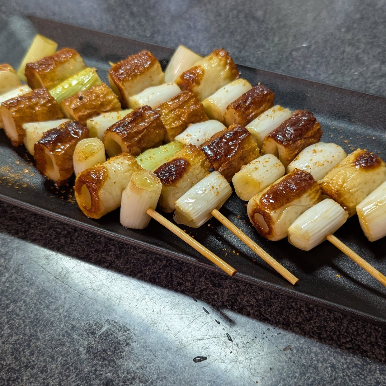  焼き鳥にしか見えない…！長ネギと一緒に串にさす意外な食材「簡単！」「試したい！」 