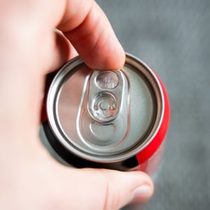 開けづらい「缶」を驚くほどラクにあける裏ワザ「指が全然痛くない！」「めっちゃ便利」