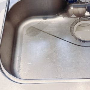 「キッチンシンク」のぬめりや水アカがスルッと落ちる！簡単お掃除テク「手軽…！」「頑固な汚れも落ちる」