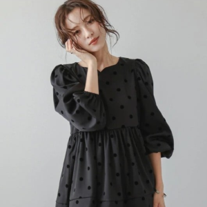 夏コーデを格上げ！40代の大人女性が似合う「上品ペプラムトップス3選」【50%OFFクーポンあり】