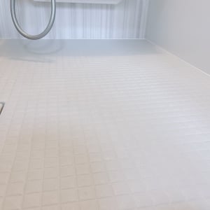 「お風呂場の床」の“水アカ”をスルンと落とす“週１”掃除習慣→「黒ずみになると厄介！」「放置しない」