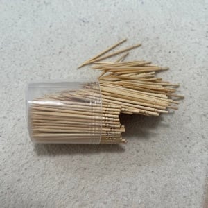 元に戻す手間ナシ！「爪楊枝」が散らばらない裏ワザ→「地味だけど効果大」「今すぐやります！」