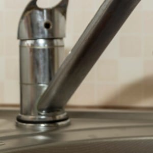 手が届かない「水栓の根元」の“細いすき間汚れ”をごっそり落とす掃除ワザ