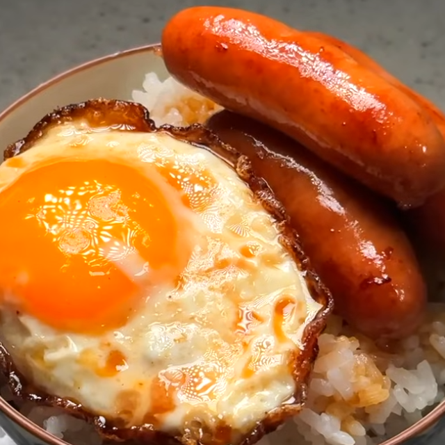  “焼き方”をちょっと工夫するだけでおいしさレベルアップ！「目玉焼きの照り焼きソーセージ丼」 