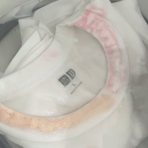 白くしたいのにピンクに!?「漂白で衣類が変色した時」の正しい対処法【洗濯のプロが解説】