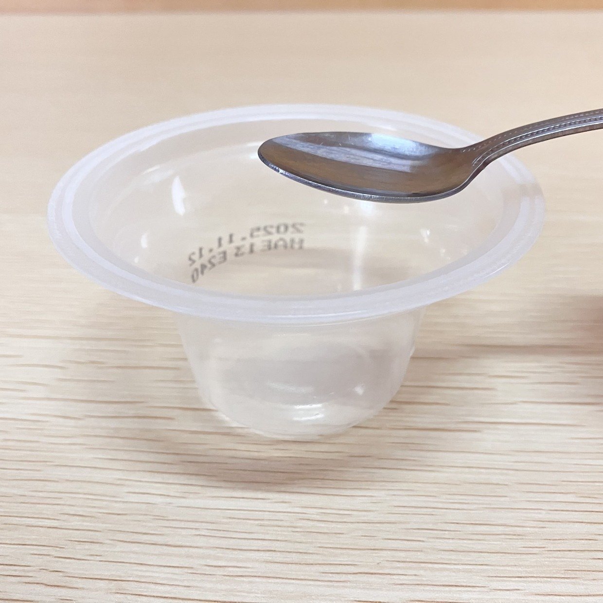  食べ終わった「ゼリー」のスプーンが倒れない簡単なワザ「ベタベタしない」「プチストレス解消」 