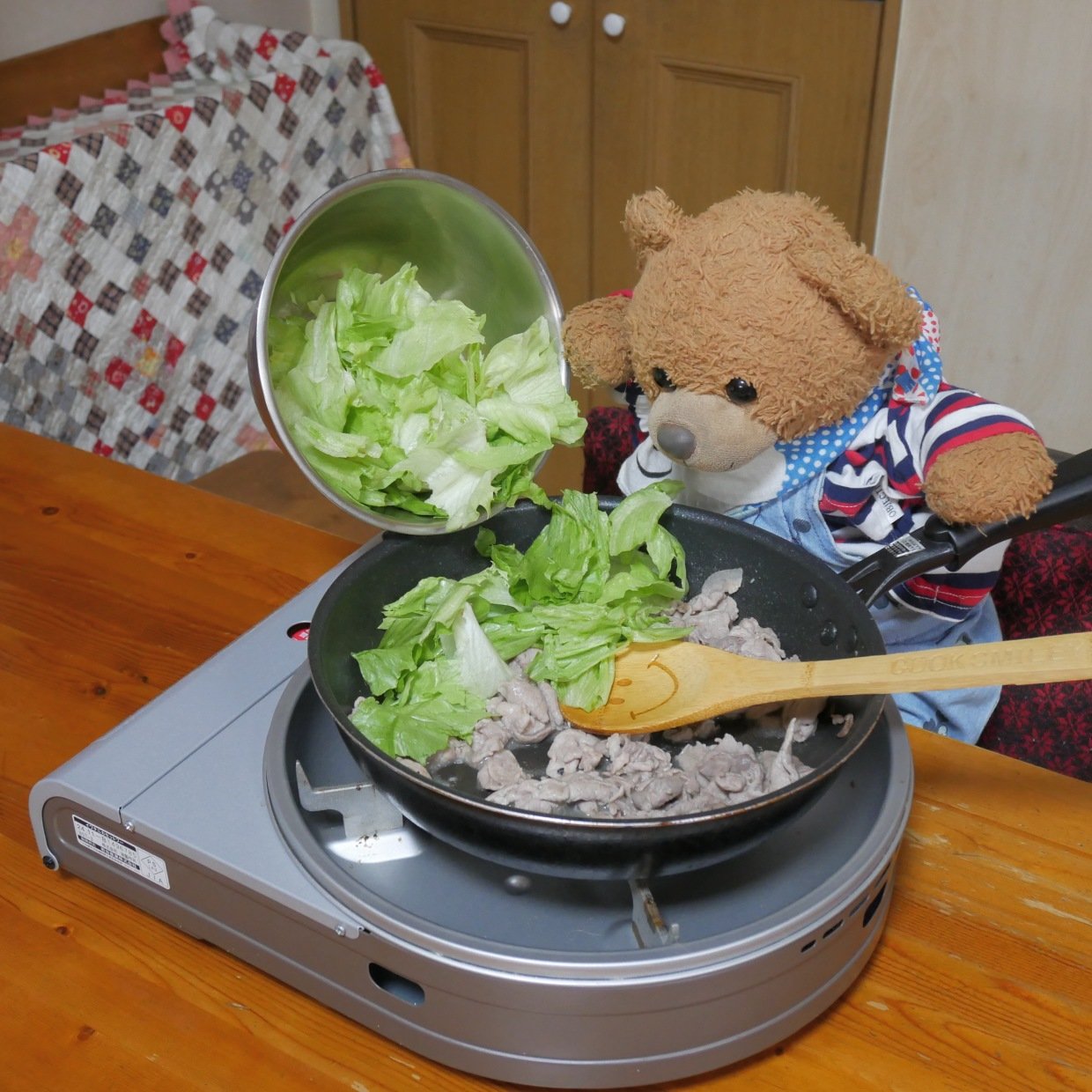  レモンの酸味でさっぱり！お肉とレタスがモリモリ食べられる「豚バラ肉とレタスのレモンダレ炒め」の作り方 