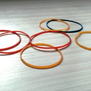 「余った輪ゴム」と組み合わせると1枚ずつ出てくる…？「あるある悩み解消」「すぐマネしたい」
