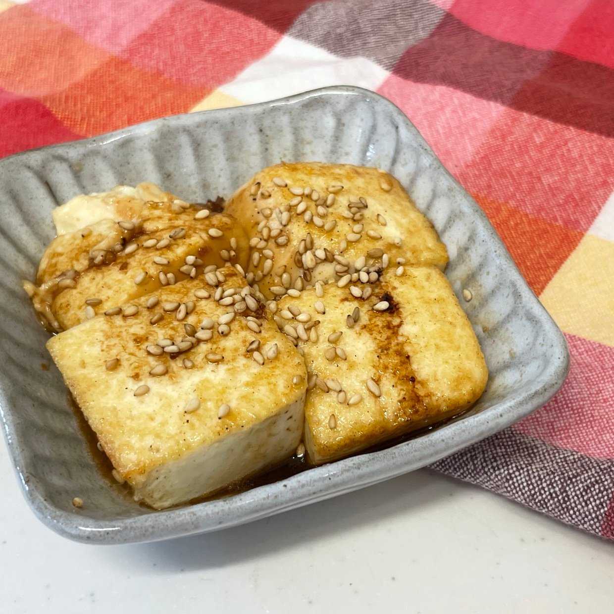 疲れた日でもサッと作れる！「水切りした豆腐」を焼くだけの簡単副菜「もう1品に」「香ばしくて美味」 