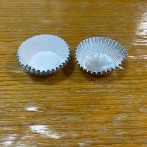 アルミカップの間の「白い紙」の意外な使い道4つ→「優秀」「捨てなくてよかった」「子どもにも教えたい」