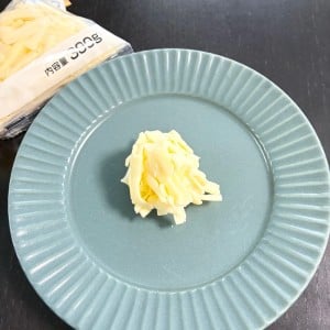 特別な道具は不要！「シュレッドチーズ」を“パラパラに冷凍”するワザ「もうくっつかない！」「超簡単」