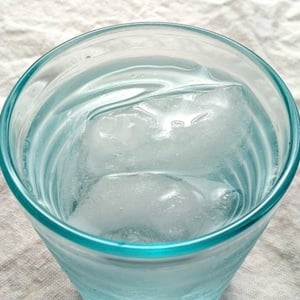 “製氷皿”がなくても氷を大量に作る夏に嬉しいワザ「賢い！」「すき間に入れられる」