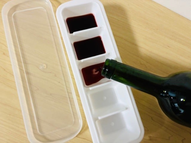 赤ワインを製氷皿に入れて凍らせるだけで、必要なときに使える!