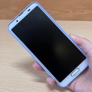専用スタンドがなくても“スマホが倒れない”今すぐ試したくなる裏ワザ「すぐ作れる」「思わず感動」