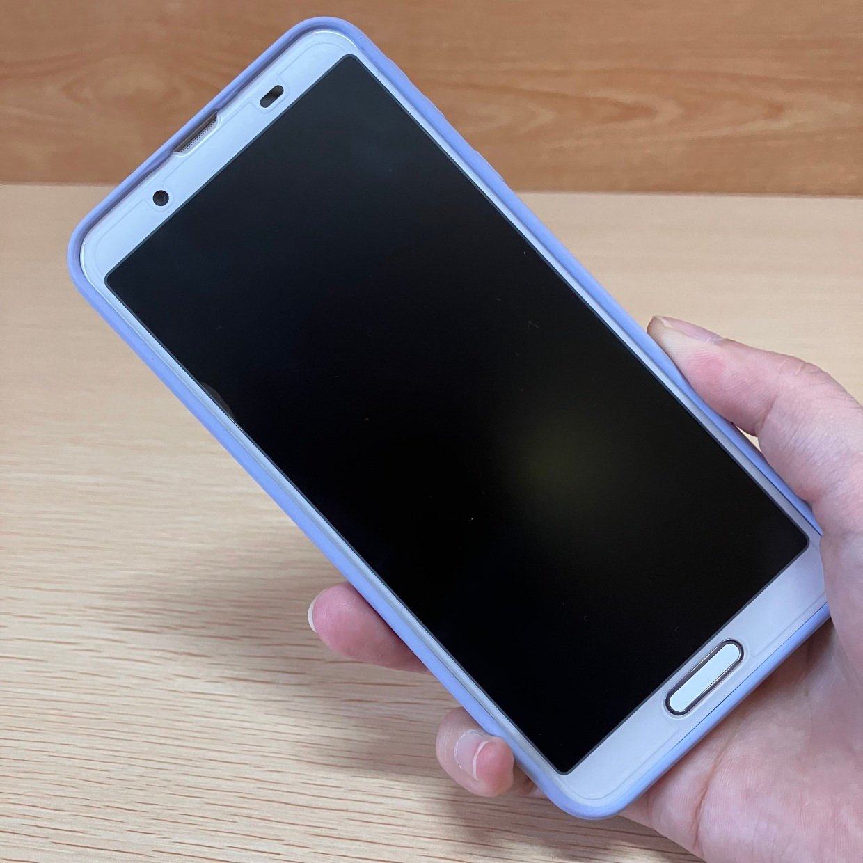  専用スタンドがなくても“スマホが倒れない”今すぐ試したくなる裏ワザ「すぐ作れる」「思わず感動」 