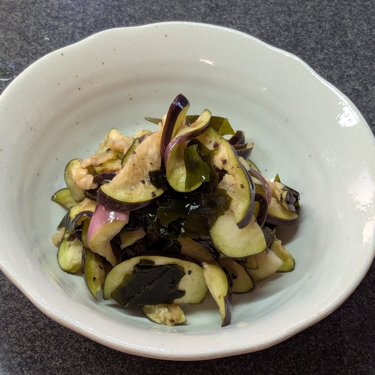  朝漬けて夕食は冷蔵庫から出すだけ！旬の野菜「なす」と一緒に漬ける意外な調味料とは？「簡単なのに絶品」 