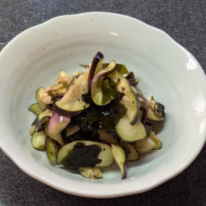 朝漬けて夕食は冷蔵庫から出すだけ！旬の野菜「なす」と一緒に漬ける意外な調味料とは？「簡単なのに絶品」
