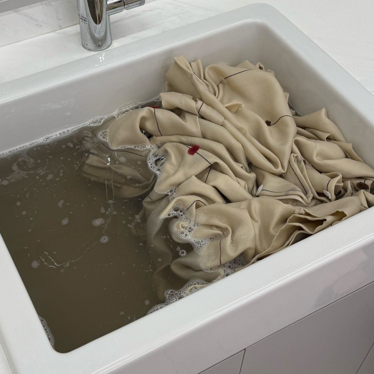  「カーテン」から衝撃の汚水…！ほったらかしの“つけ置き洗い”で臭いも汚れもごっそり落とす【洗濯テク】 