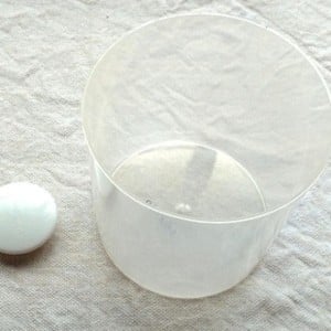 「綿棒の空き容器」が冷蔵庫にくっつく…？「便利！」「役立つ発想！」「ナイスアイデア」