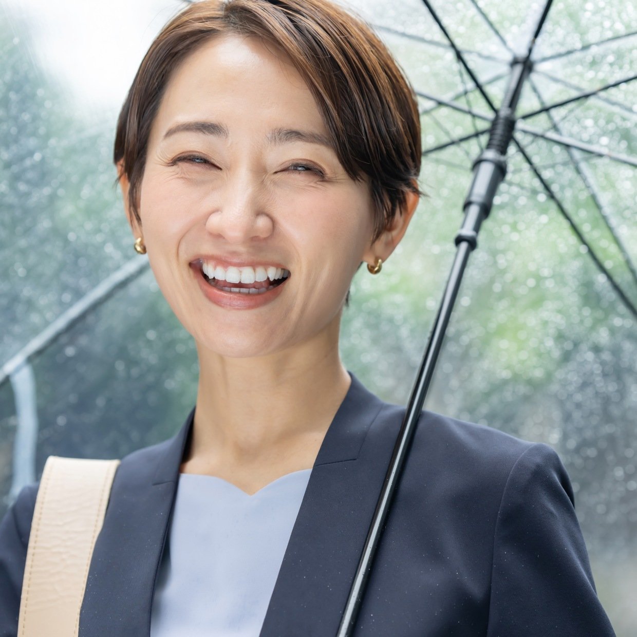  「幸福度が高い人」が気分が落ちやすい“梅雨”にしている“3つの習慣” 