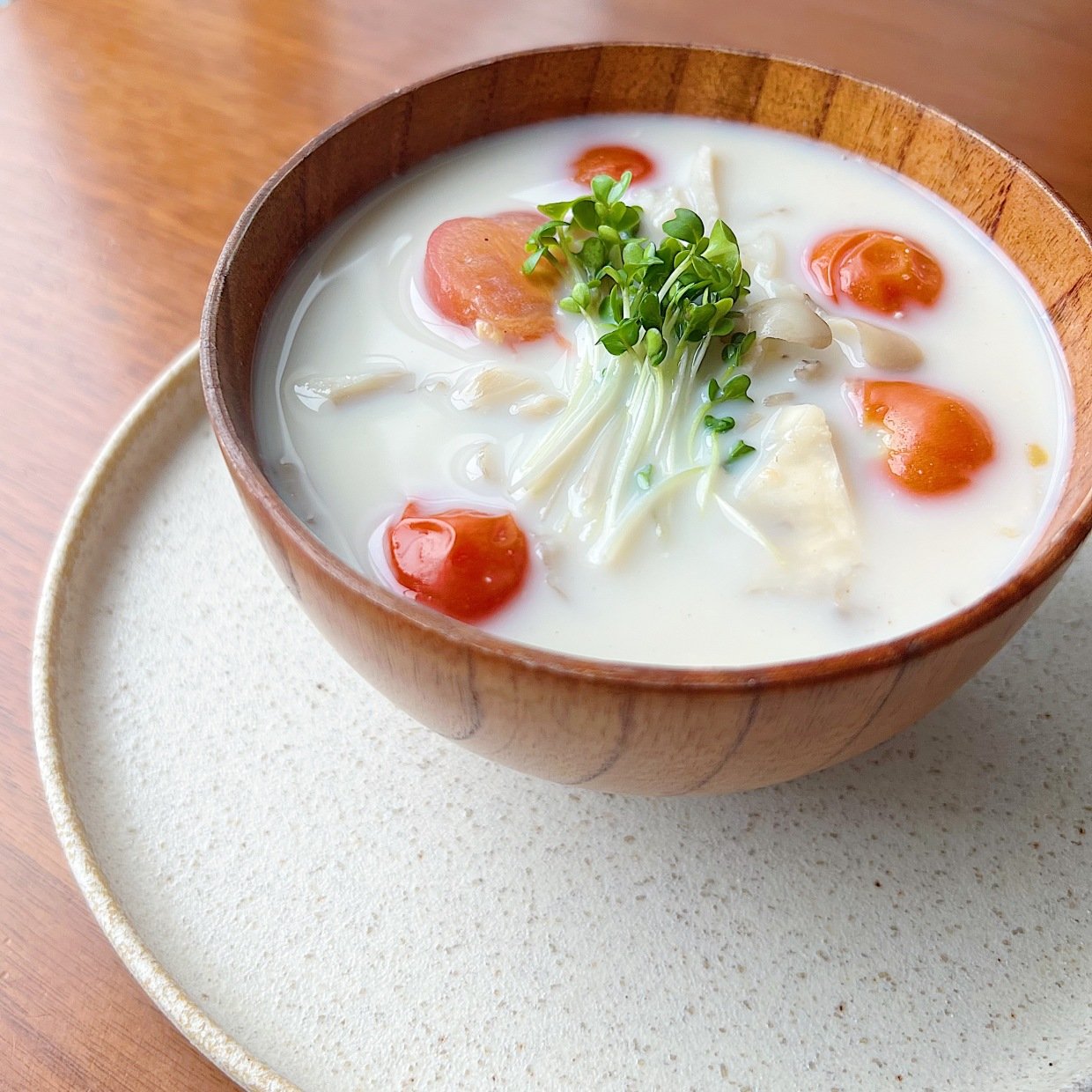  いつまでも元気に歩きたい！「みそ汁」にいれると骨がよろこぶ“カルシウムが豊富な食材”とは？ 