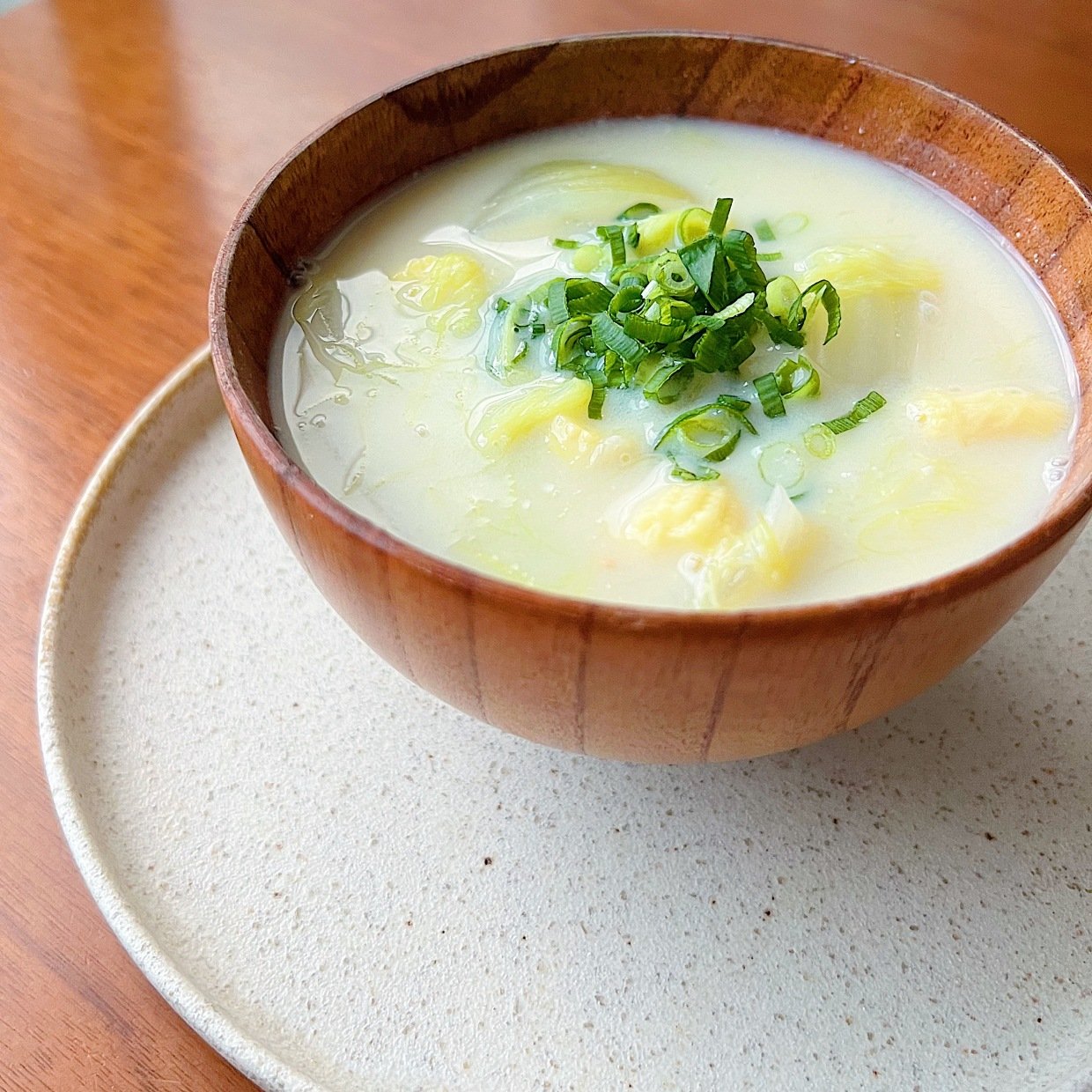 「みそ汁」にいれると腸がよろこぶ“栄養たっぷりなヒゲ付きの旬の野菜”とは？ 