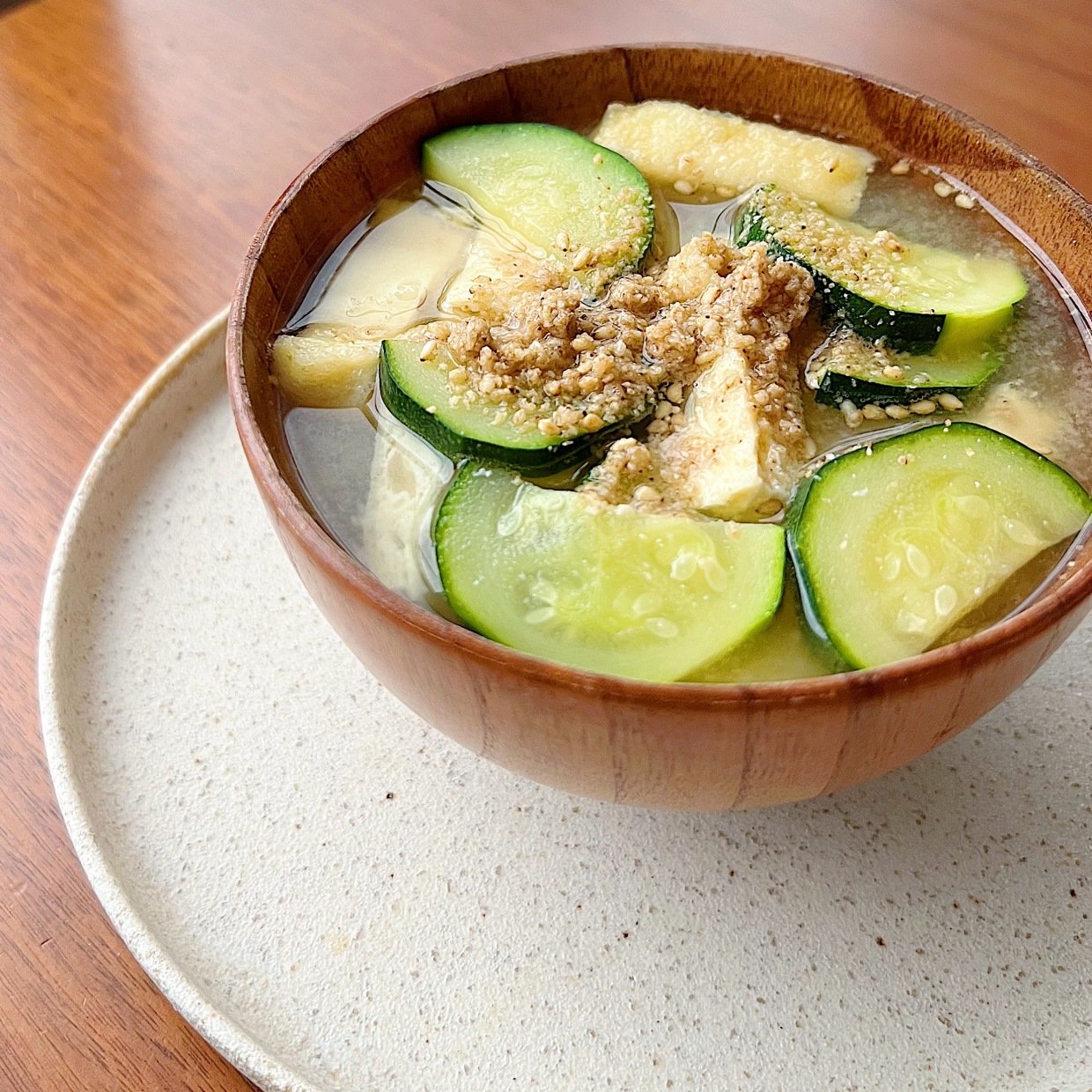  いつまでも若々しくいたい人へ。「みそ汁」にいれるとカラダがよろこぶ“夏野菜”とは？ 