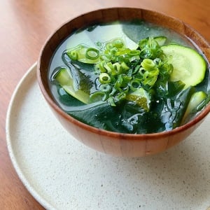 強い日差しで肌がゴワつく。「みそ汁」にいれると腸がよろこぶ“肌のうるおい対策”に食べたい食材とは？