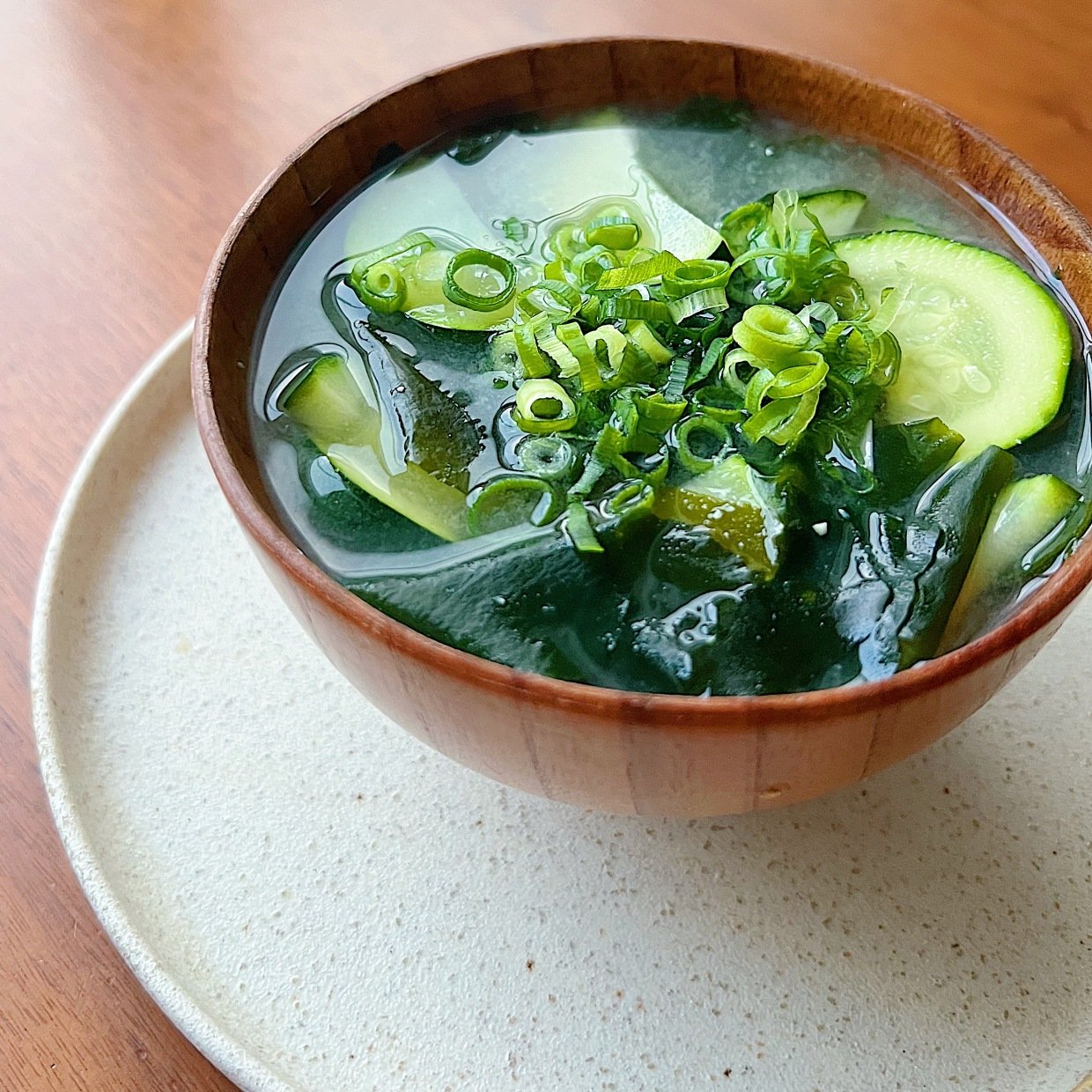  強い日差しで肌がゴワつく。「みそ汁」にいれると腸がよろこぶ“肌のうるおい対策”に食べたい食材とは？ 