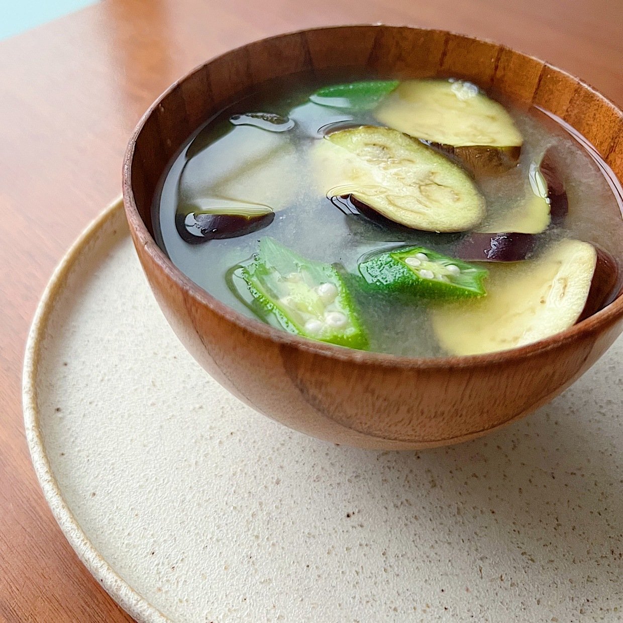  毛細血管のケアに役立つ！「みそ汁」にいれると血管がよろこぶ“夏野菜”とは？ 