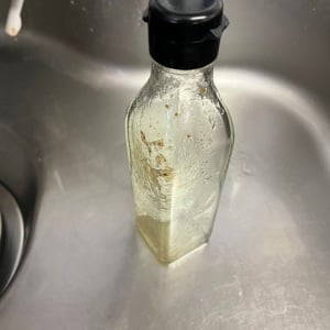 もっと早く知りたかった…！油でベタベタな「ドレッシングの瓶」の処理がラクになる裏ワザ