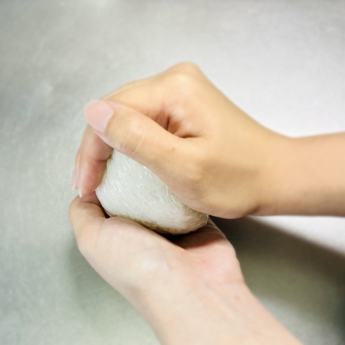  もうラップは使わない。「おにぎり」を握るのに適した意外なアイテムとは？「キッチンにあるもので」 